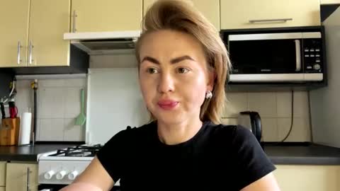 Snapshot of martaluna_ chatting on 7, 6, 2026 Marta online show from 7, 6, 2026