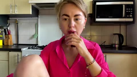 Snapshot of martaluna_ chatting on 23, 7, 2026 Marta online show from 23, 7, 2026