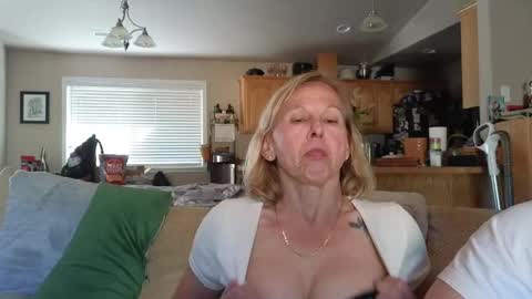 Snapshot of matureluvin chatting on 20, 5, 2026 JustUs online show from 20, 5, 2026