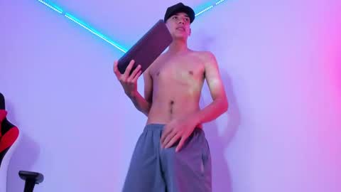 Snapshot of max_thomsonn chatting on 14, 11, 2025 Max online show from 14, 11, 2025