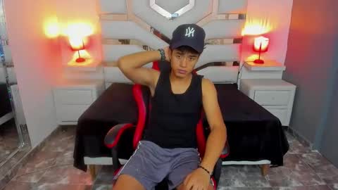 Snapshot of maxevanns chatting on 4, 11, 2025 Max online show from 4, 11, 2025