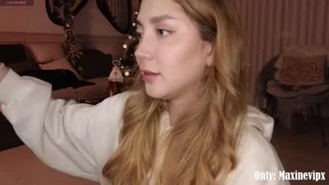 Snapshot of maxine_8 chatting on 19, 12, 2025 Maxine online show from 19, 12, 2025