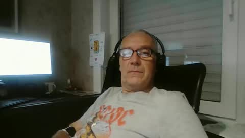 Snapshot of maxou569 chatting on 20, 10, 2025 maxou569 online show from 20, 10, 2025