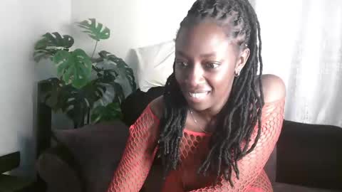 Snapshot of maxxinepetite chatting on 12, 9, 2025 maxxinepetite online show from 12, 9, 2025