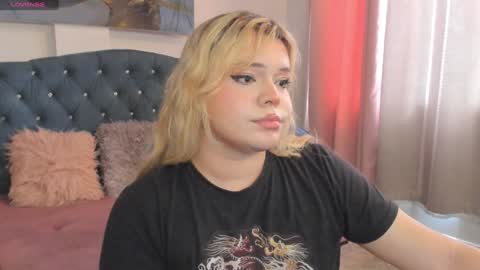 Maxine Minx online show from 4, 2, 2025