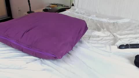 May Flower online show from 26, 2, 2025