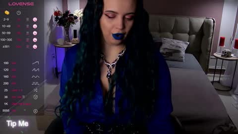 Maya Mils online show from 8, 10, 2025