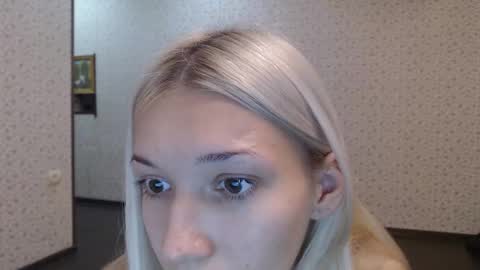 Snapshot of maybe_doll chatting on 9, 10, 2025 maybe_doll online show from 9, 10, 2025