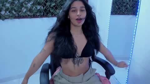 megan white 01  online show from 29, 1, 2025