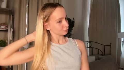 Snapshot of meganhenns chatting on 24, 7, 2026 Elly online show from 24, 7, 2026