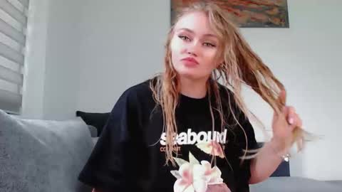 Snapshot of melani_a chatting on 26, 5, 2026 Melania online show from 26, 5, 2026