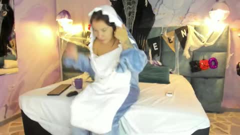 Melanie Roux online show from 28, 10, 2025