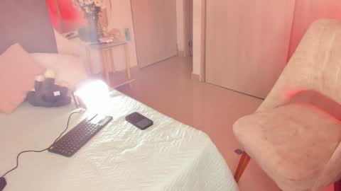 Snapshot of melina_ferrer1 chatting on 7, 7, 2026 EI online show from 7, 7, 2026