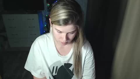 Snapshot of melissa__ray chatting on 18, 12, 2024 Melissa Ray online show from 18, 12, 2024