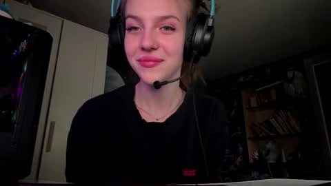 Hi Im Aria 18 years old online show from 18, 9, 2025