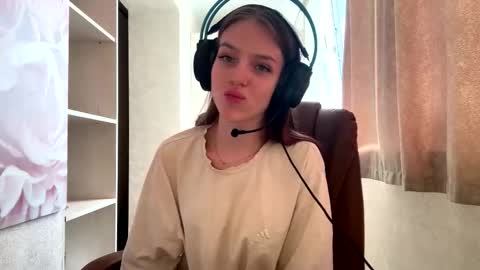 Hi Im Aria 18 years old online show from 3, 10, 2025