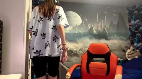 Hi Im Aria 18 years old online show from 22, 12, 2025