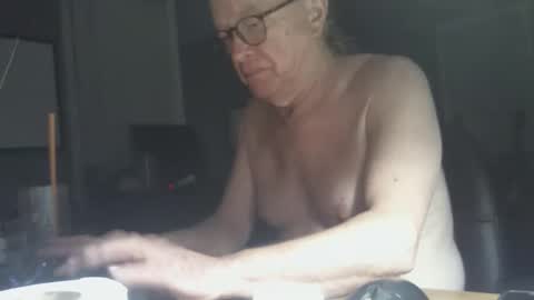Snapshot of memberjames chatting on 10, 1, 2025 I am usually high and horny...lol online show from 10, 1, 2025