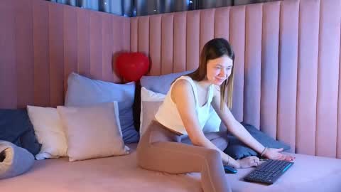 Snapshot of meow_mellie chatting on 24, 2, 2025 meow_mellie online show from 24, 2, 2025