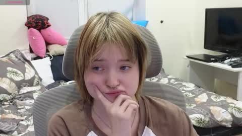 Snapshot of meowki4 chatting on 14, 12, 2025 meowme online show from 14, 12, 2025