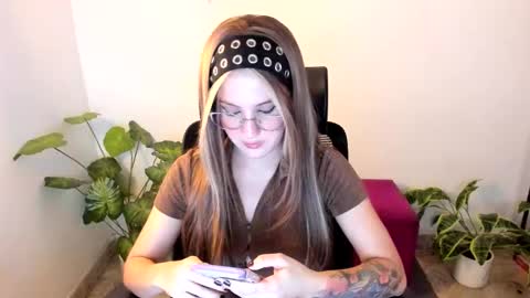 laura 3 i am independent model online show from 12, 10, 2025