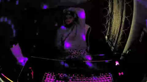 mesmereyes online show from 28, 12, 2024