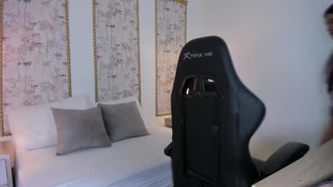 M I A  online show from 21, 12, 2025