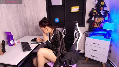 mia_esposito2 online show from 6, 11, 2025