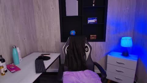 mia_esposito2 online show from 28, 11, 2025