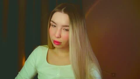 Snapshot of mia_fleur_ chatting on 7, 1, 2025 Mia online show from 7, 1, 2025