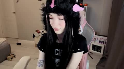 MIA HELP ME REACH 100 LIKES online show from 28, 11, 2025