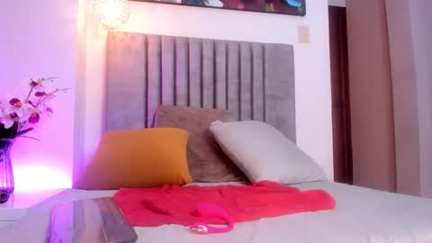 Mia online show from 4, 3, 2026