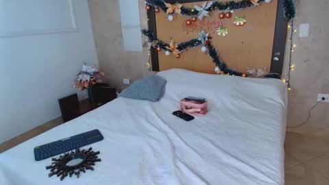 MIALOPEZ      .     Y      .      online show from 4, 12, 2025