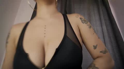 mia independent model online show from 3, 10, 2025