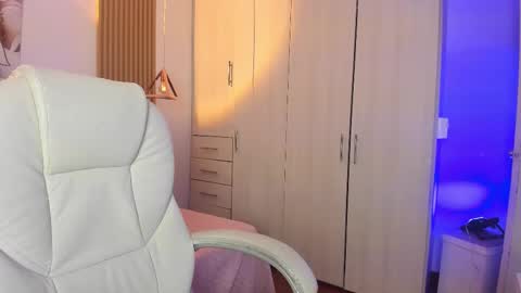 Mia Nevaeh - follow me online show from 28, 10, 2025