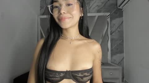 mia_petiteht online show from 13, 6, 2026