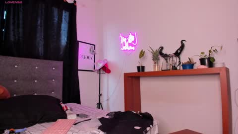 Mia online show from 1, 2, 2025