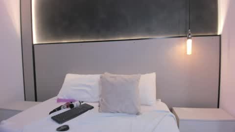 M I A online show from 7, 4, 2026