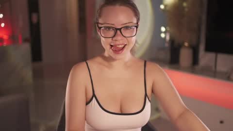 Snapshot of mia_vixen_ chatting on 19, 5, 2026 VixenMia online show from 19, 5, 2026