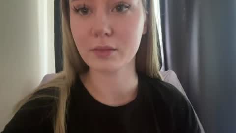 mia_wellis online show from 9, 8, 2026