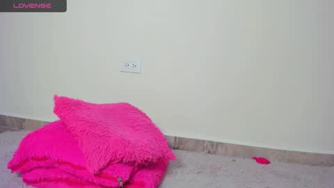 MIA INDEPENDENT MODEL  online show from 14, 1, 2025