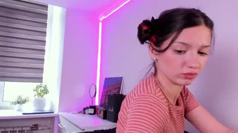Snapshot of miabellee_ chatting on 10, 7, 2026 mia online show from 10, 7, 2026