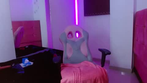 MIA VELEZ online show from 18, 1, 2025