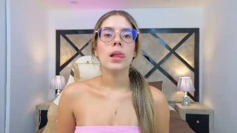 Snapshot of miasilverr chatting on 18, 7, 2026 Mia online show from 18, 7, 2026