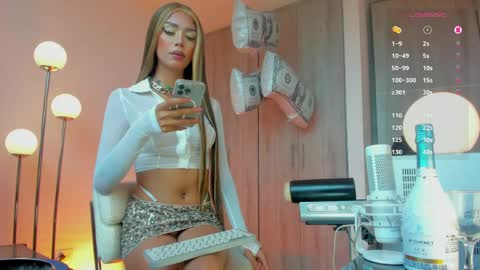 Mia  instagram miasspell online show from 16, 4, 2026