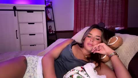 Snapshot of miaxxox chatting on 26, 11, 2025 Mia online show from 26, 11, 2025