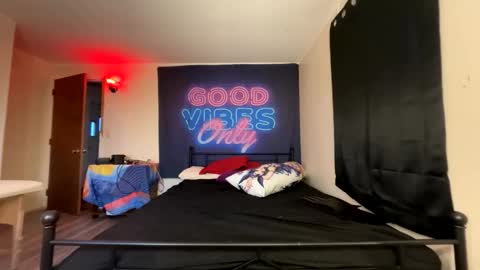 midnightmochi2 online show from 15, 4, 2026