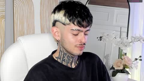 Snapshot of mihailleroy chatting on 19, 12, 2024 MIHAIL LEROY finally independent model online show from 19, 12, 2024