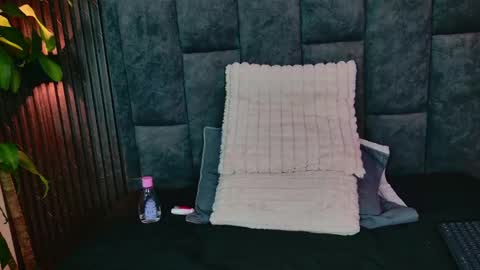 miia_deluxe_ online show from 2, 6, 2026