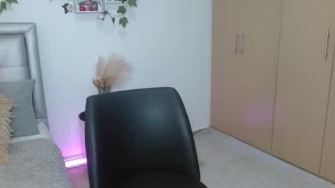 miiaa_k online show from 20, 4, 2026